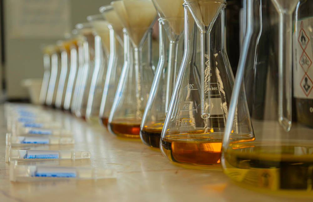 Filled e-flasks and syringes for beverage testing