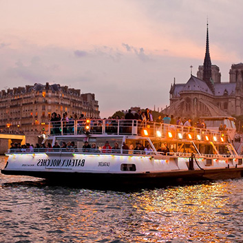 A boat on the rive seine.